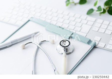 ブルーのバインダーと聴診器 130250442