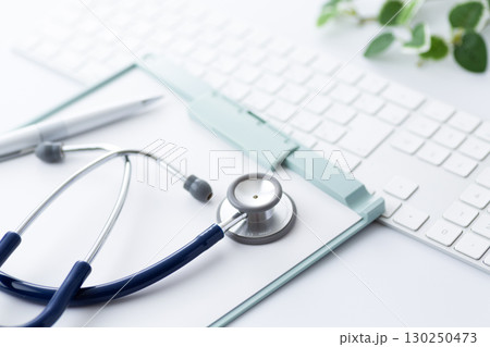 ブルーのバインダーと聴診器 130250473