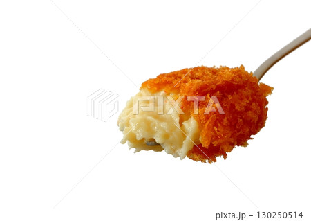 白背景のフォークで持ち上げたカットしたクリームコロッケ 130250514