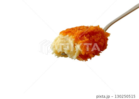白背景のフォークで持ち上げたカットしたクリームコロッケ 130250515