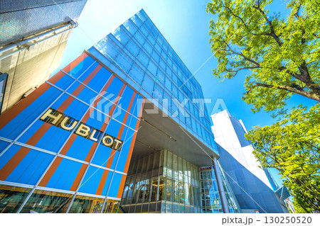 日本の東京都市景観 東京・表参道の緑溢れる並木などを望む 130250520