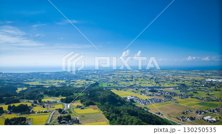 日本の富山県東部の黒部市の丘陵部から見える牧場やため池や富山湾や水田の様子 130250535