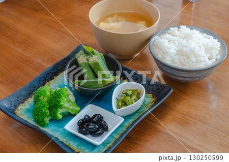 和食の朝ごはん ご飯と味噌汁と野菜のおかず 和食の朝ごはん ご飯と味噌汁と野菜のおかず 130250599