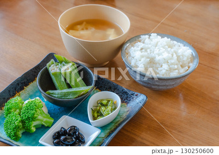和食の朝ごはん ご飯と味噌汁と野菜のおかず 和食の朝ごはん ご飯と味噌汁と野菜のおかず 130250600