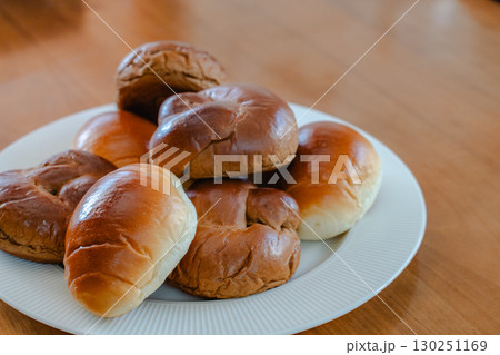 白い皿に盛られたロールパンの朝食 130251169