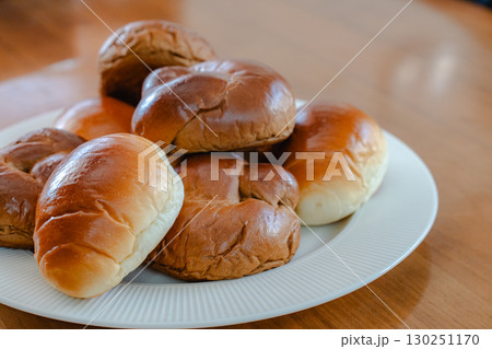 白い皿に盛られたロールパンの朝食 130251170