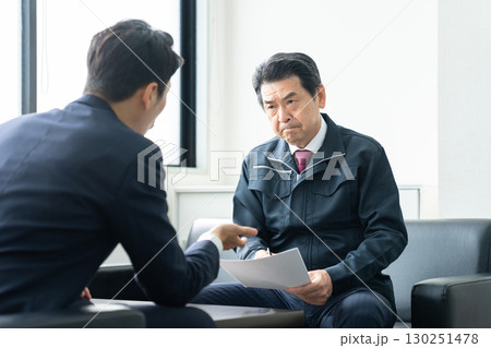 営業を受けるシニアのビジネスマン 130251478