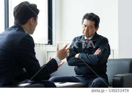 営業を受けるシニアのビジネスマン 130251479