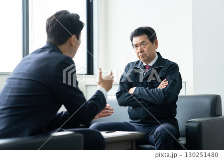 営業を受けるシニアのビジネスマン 営業を受けるシニアのビジネスマン 130251480