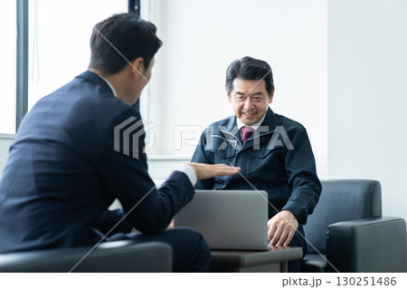 営業を受けるシニアのビジネスマン 130251486