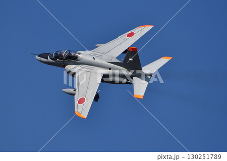 青空を飛ぶT-4練習機 青空を飛ぶT-4練習機 130251789