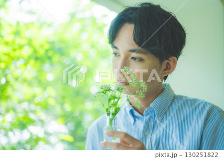 窓辺の男性ポートレート 130251822