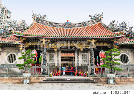 台湾屈指のパワースポット　龍山寺 130251844