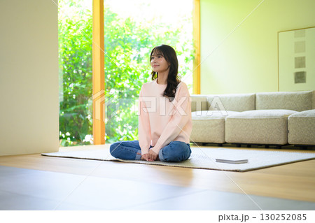 リビングで寛ぐ女性 130252085