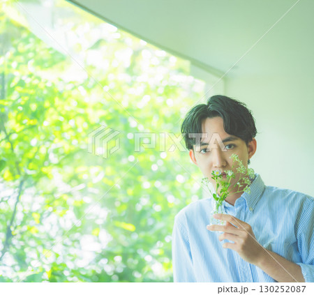 窓辺の男性ポートレート 130252087