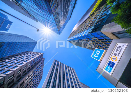 日本の東京都市景観8月。虎ノ門ヒルズステーションタワー(虎ノ門ヒルズ駅)や虎ノ門駅などを望む=15日 日本の東京都市景観8月。虎ノ門ヒルズステーションタワー(虎ノ門ヒルズ駅)や虎ノ門駅などを望む=15日 130252108