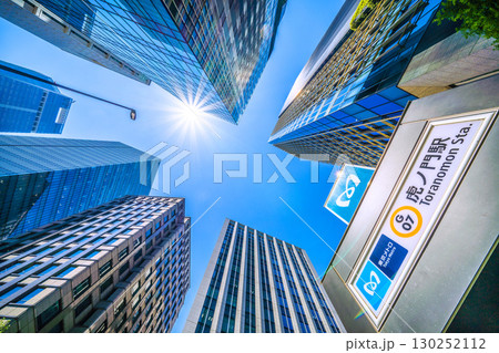 日本の東京都市景観8月。虎ノ門ヒルズステーションタワー（虎ノ門ヒルズ駅）や虎ノ門駅などを望む＝15日 130252112