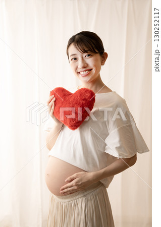 赤いハートを持つ妊娠8ヶ月の女性 赤いハートを持つ妊娠8ヶ月の女性 130252117