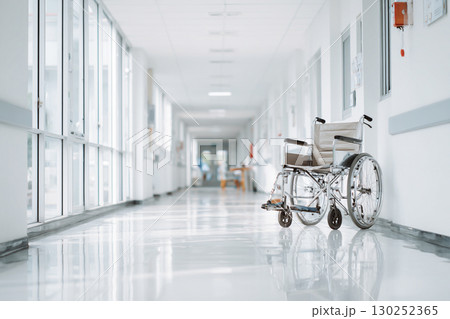 静かな病院の通路と車椅子 130252365