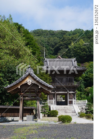 岡山県美咲町にある曹洞宗の寺院「幻住寺」：手水舎と山門 130252672