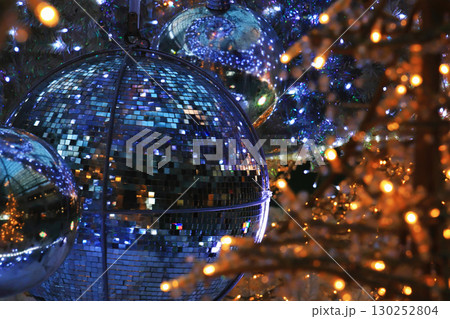 夜のクリスマスパーティのイベントでツリーの光を反射して輝くミラーボール 130252804