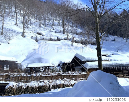 雪に埋もれた古民家 雪に埋もれた古民家 130253098