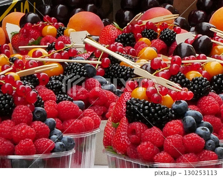 ハヴェル市場のフルーツ 130253113