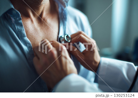 聴診器で診察を受ける男性 聴診器で診察を受ける男性 130253124