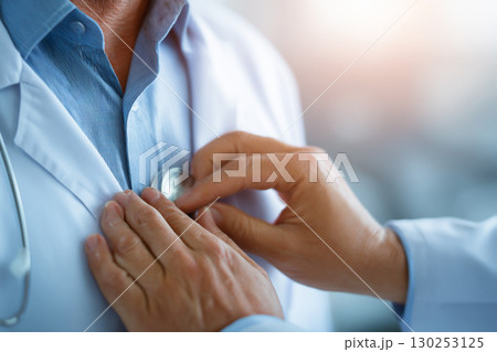 聴診器で診察を受ける男性 130253125