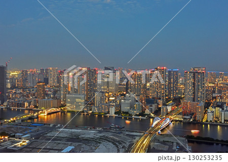 晴海の高層ビル群の夜景 130253235