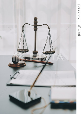 Lawyer explained to the client about the law that must be brought against the court case. 130253381