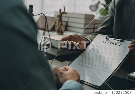 Lawyer explained to the client about the law that must be brought against the court case. 130253507