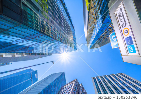 日本の東京都市景観8月。虎ノ門ヒルズステーションタワー（虎ノ門ヒルズ駅）や虎ノ門駅などを望む＝15日 130253846