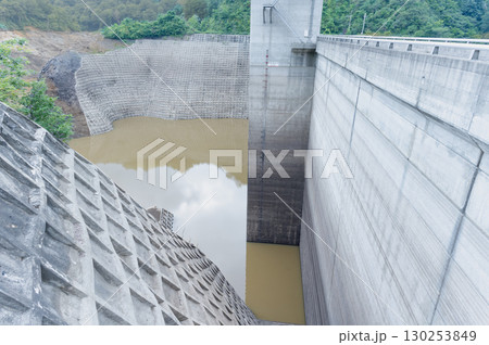 渇水した岩堂沢ダムの風景 130253849