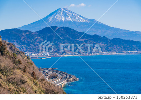 【静岡県】早咲き桜咲く薩埵峠（さった峠）から富士山を望む 130253873