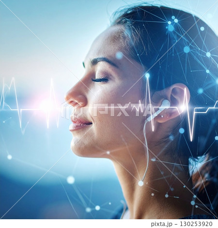 イヤホンで音楽を聴きながらリラックスする女性の横顔 130253920