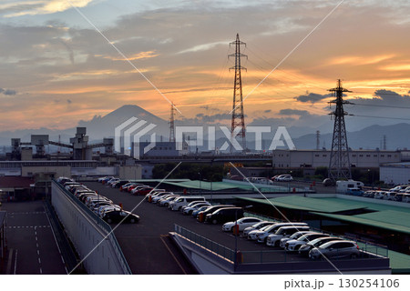 夕日があたる屋上駐車場と富士山のシルエット 130254106