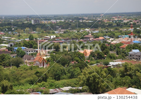 空と寺院や緑の森や住宅街の見えるタイコラートの街並みの風景 空と寺院や緑の森や住宅街の見えるタイコラートの街並みの風景 130254438