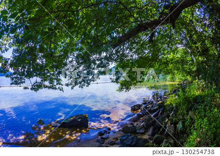 沖島の湖畔風景 130254738