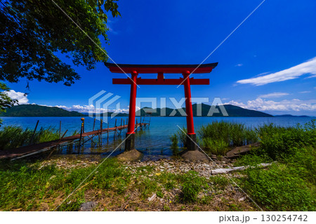 沖島の湖畔風景 130254742