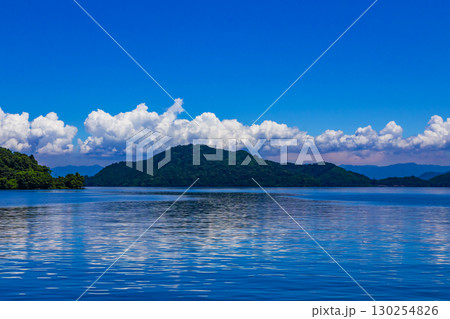 沖島の湖畔風景 130254826