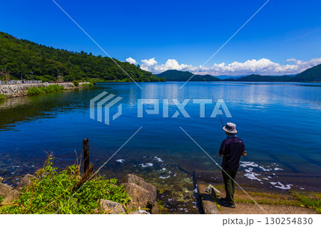 沖島の湖畔風景 130254830