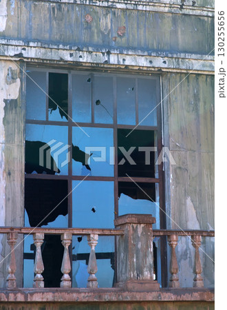 broken window 130255656