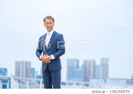 ビジネスマン ビル群 ビジネスマン ビル群 130256070