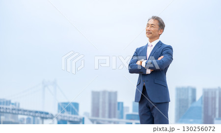 ビジネスマン ビル群 ビジネスマン ビル群 130256072
