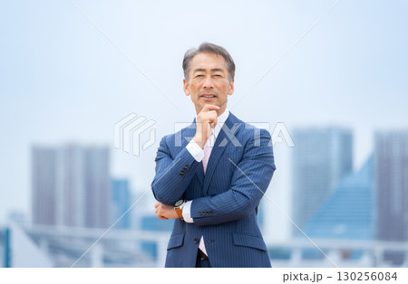 ビジネスマン　ビル群　 130256084