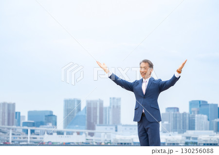 ビジネスマン　ビル群　 130256088