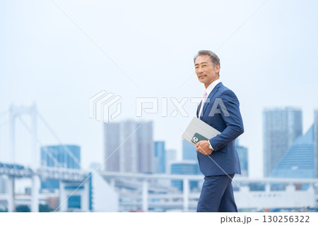 ビジネスマン　ビル群　歩く 130256322