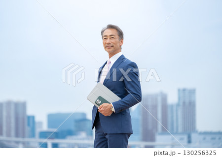 ビジネスマン　ビル群　歩く 130256325