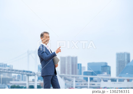 ビジネスマン　ビル群　歩く 130256331